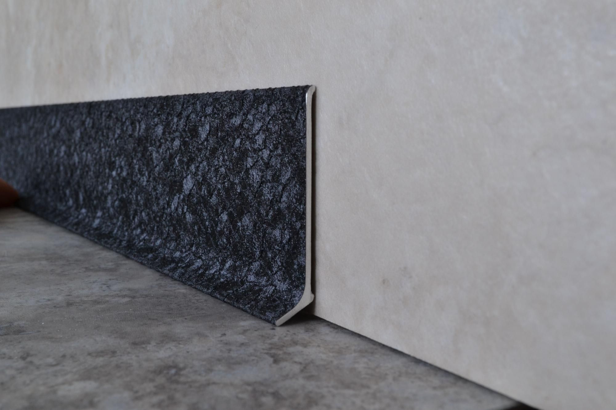 Плинтус алюминиевый L-образный текстура кожи черная (2500*11*60 мм) — купить в Казани