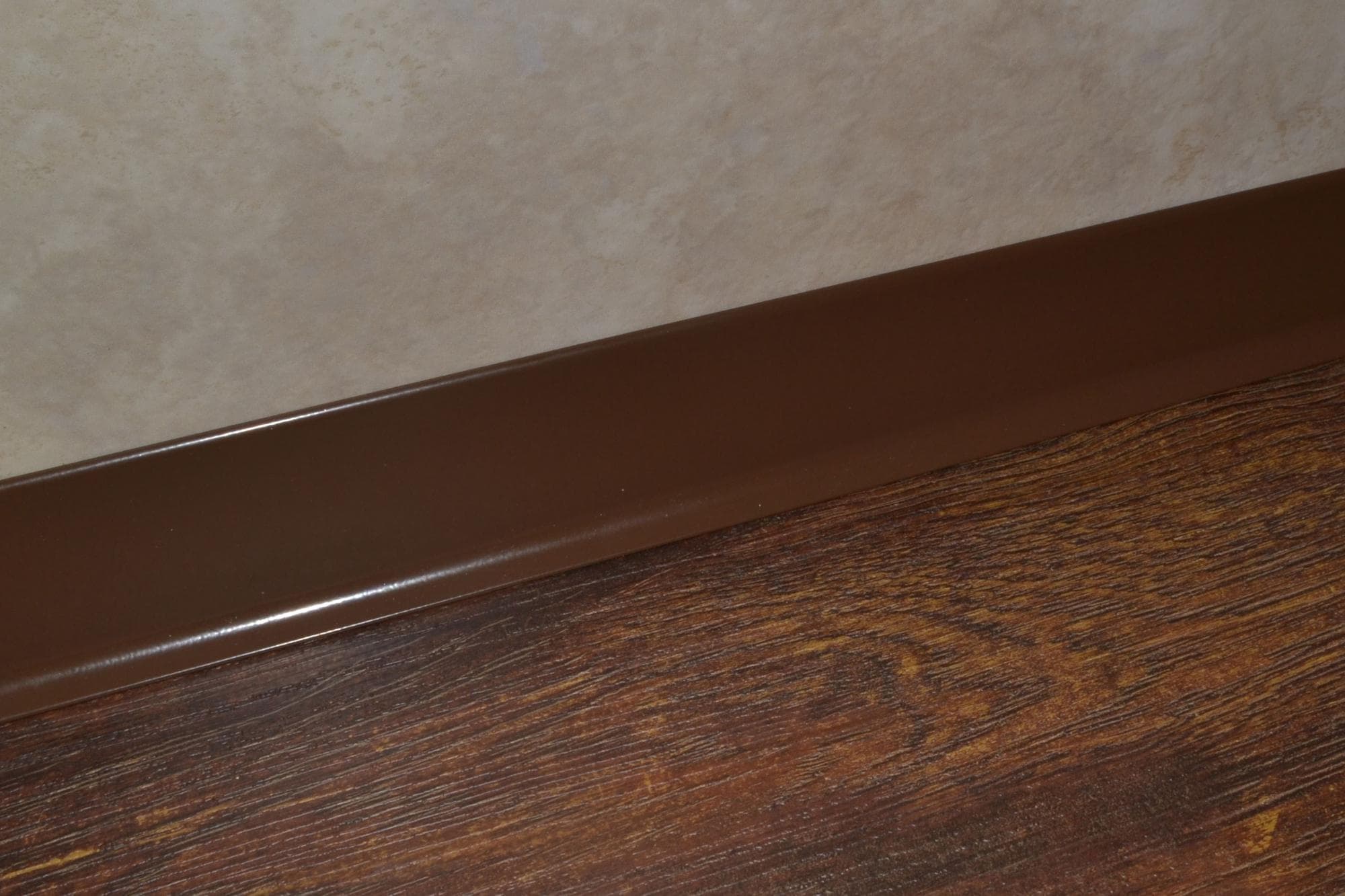 Плинтус алюминиевый L-образный шоколад (2500*11*60 мм) — купить в Казани